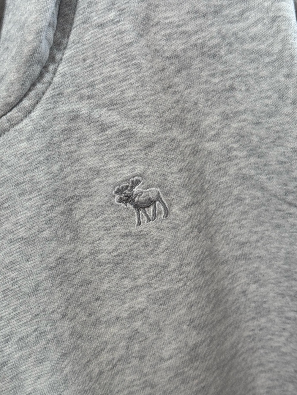abercrombie kids Essential Icon Hoodie - Light Gray Heather | 9 / 10 - Picture 2 of 8